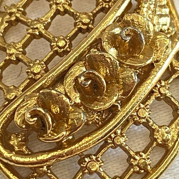 Egg Shaped Pendant Gold Tone Open Work Mesh Patern Roses Overlay - Picture 4 of 8